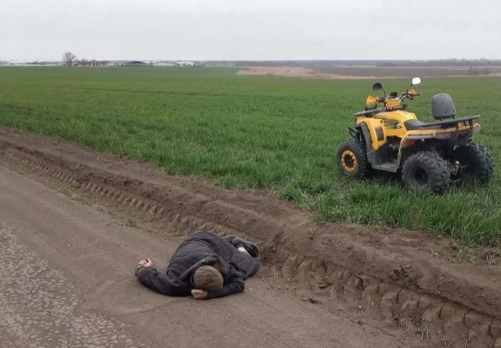 В Краснодарском крае на дороге спасли человека. Как оказалось, он скрывался от полиции и числился в федеральном розыске 