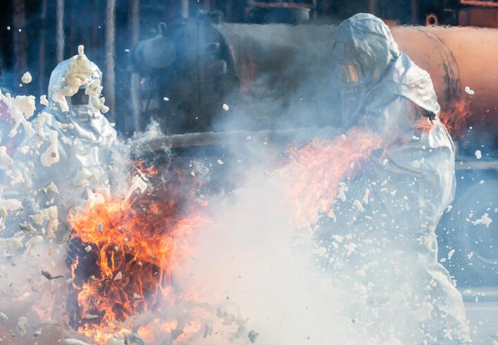 В Туапсе двое суток горит морской терминал