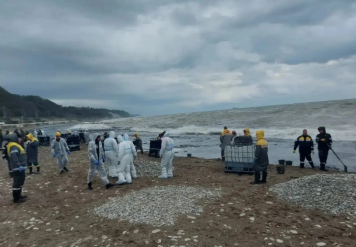 В Туапсе нефть разлилась через выставленные ранее боновые заграждения