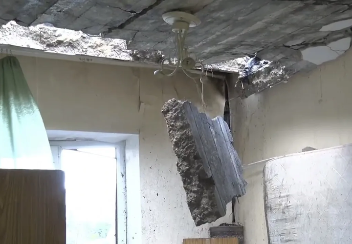 В Туапсе никак не могут потушить пламя на морском терминале, разгоревшееся из-за атаки БПЛА 