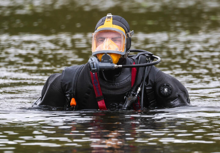 Водолаз спустился в воду: ближайший к Краснодару официальный пляж, где разрешено купание, готовят к открытию сезона