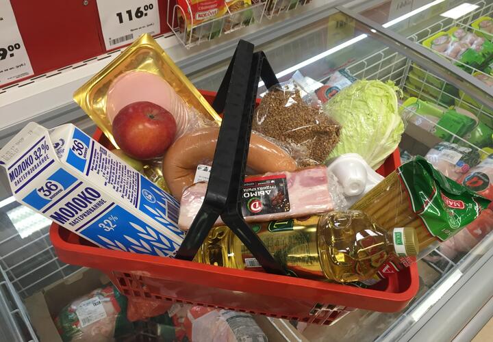 Корзина с продуктами из супермаркета