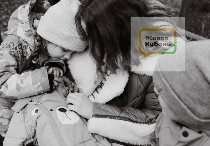 Родители троих детей уже два месяца обивают пороги инстанций, чтобы добиться простых печатей о гражданстве