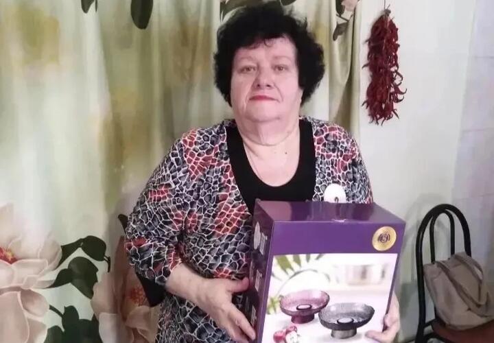 Именинница получает поздравления и подарки