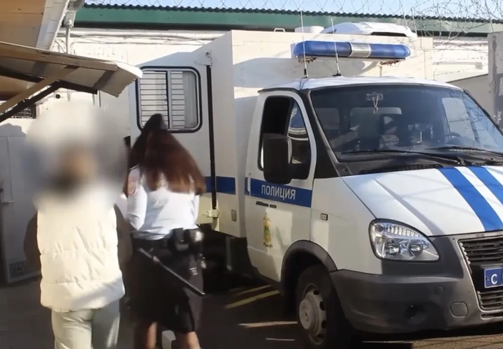 Девушка в белой жилетке и шлёпанцах собиралась обокрасть дедушку в Краснодарском крае