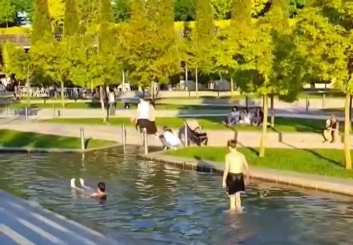 «Одноклеточные»: в парке Галицкого в Краснодаре одни посетители купаются в фонтанах, другие — опускаются до оскорблений