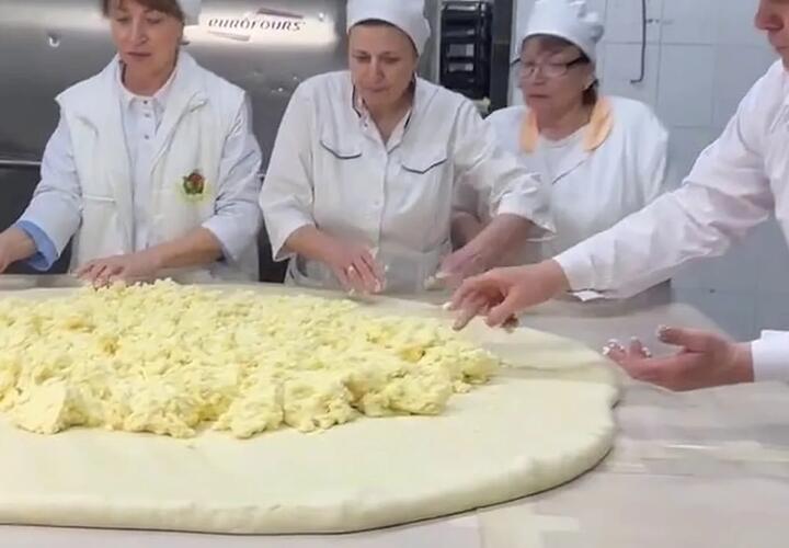 Сочи бьет рекорды: на курорте испекли гигантский хачапури ко Дню города 