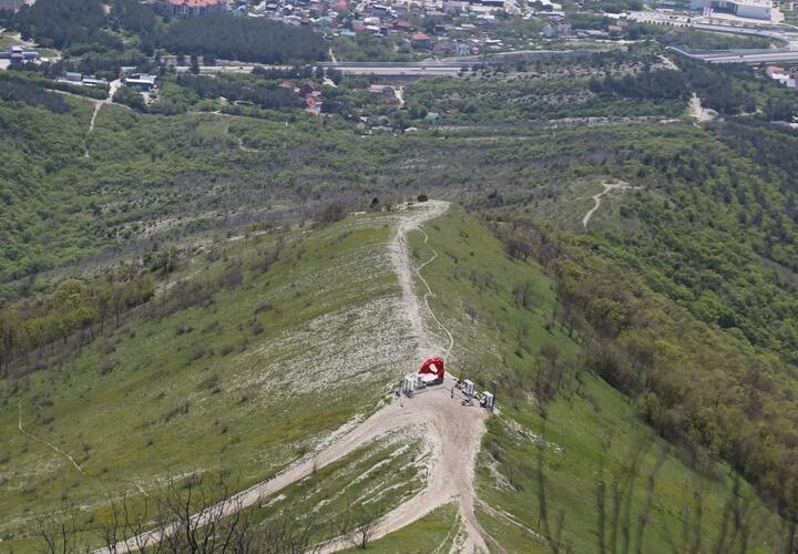 Странная красная точка появилась в горах Геленджика, власти раскрыли правду