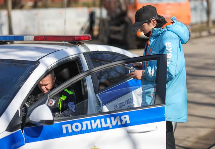Житель Красноярска набросился с ножом на русских парней, оскорбляя их по национальному признаку. Полицию обвинили в бездействии
