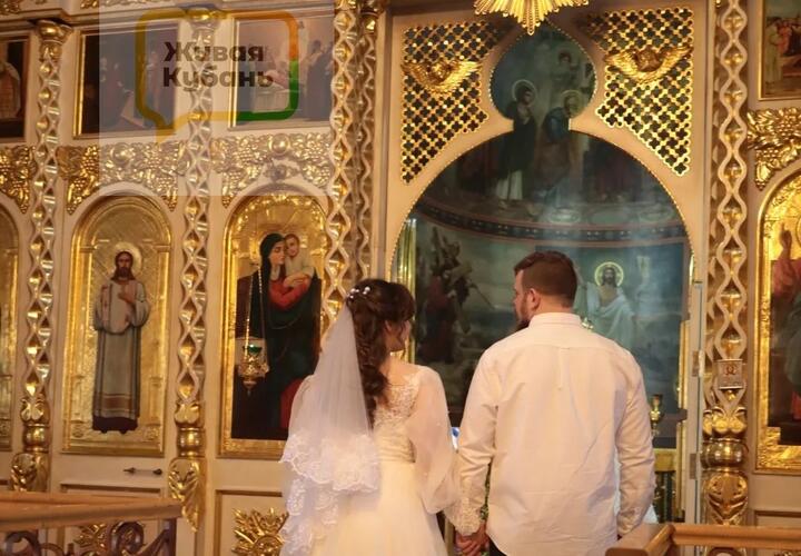 Прекрасная семья родилась на фоне событий, в которых многие видят только злобу, корысть и пепелище