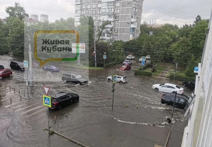 Но в некоторые районы города дождь не добрался