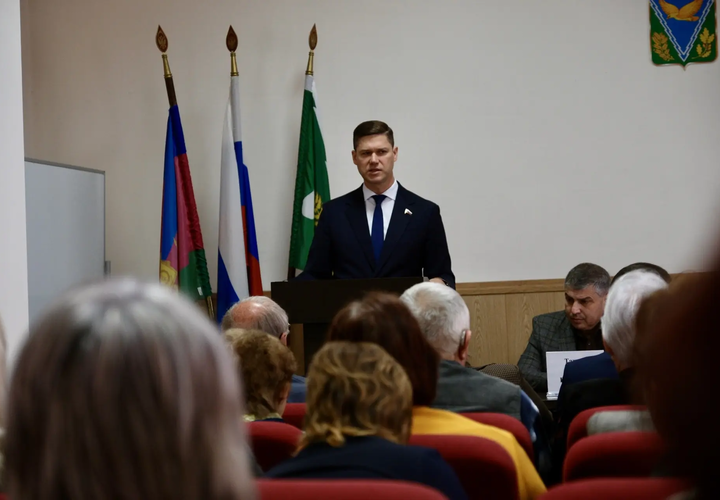 Депутат Госдумы Алтухов и депутат ЗСК Булдиный встретились с активом Апшеронского района, чтобы узнать, что больше всего волнует жителей 