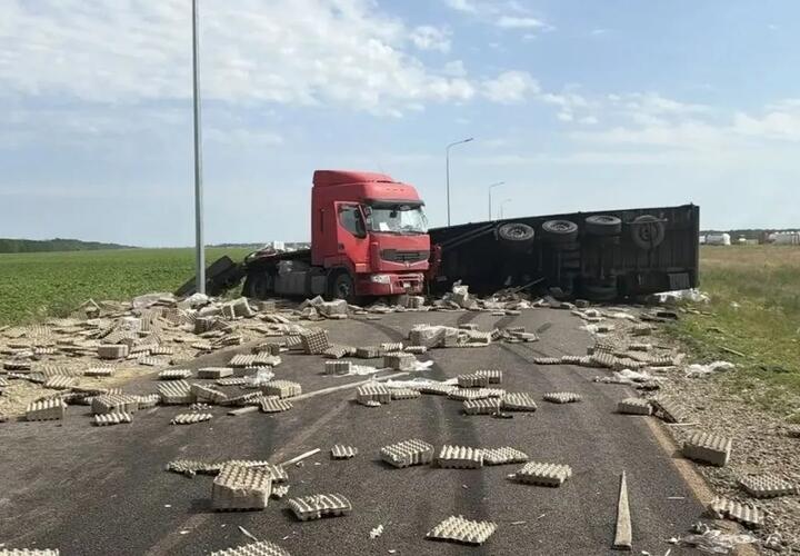 ДТП со смертельным исходом: на трассе Краснодар — Ейск в Тимашевском районе столкнулись три автомобиля 