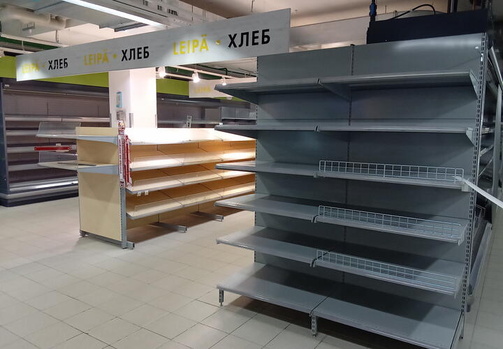 Топливный кризис в Крыму привёл к дефициту продуктов в магазинах. Люди паникуют и скупают товары первой необходимости