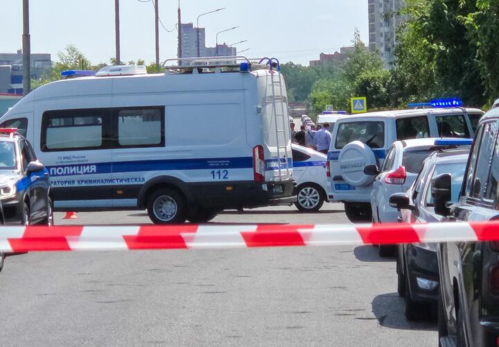 В Краснодаре парень с мачете напал на людей в торговом центре. Есть погибшая 