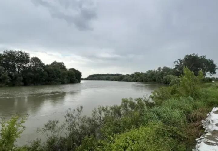 В Крымском районе из-за прорыва дамбы вода зашла в жилые дома 