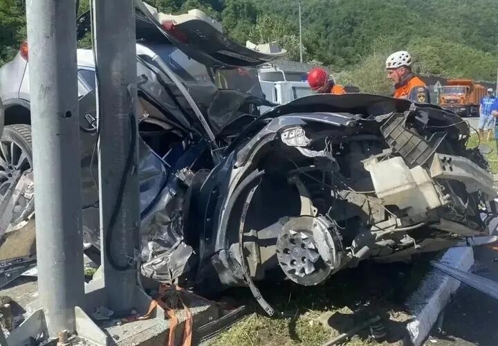 В Сочи произошло смертельное ДТП: автомобиль врезался в металлическую опору 