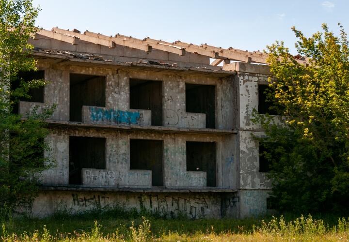 Двоих детей обстреляли у заброшенного здания 