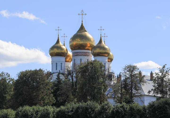 Красивый кадр или неуважение? В Краснодаре молодые люди заехали на территорию храма Александра Невского на иномарках и устроили фотосессию