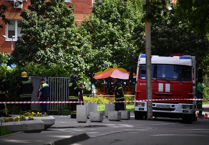 На юге России женщина погибла при падении обломков ракеты на многоквартирный дом 
