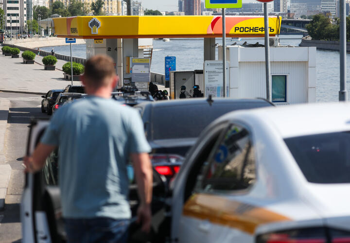 В Крыму сходят с ума: барыги продают бензин по 350 рублей за литр. Объявления нагло публикуют в Максе. Топливо готовы привезти, куда скажете