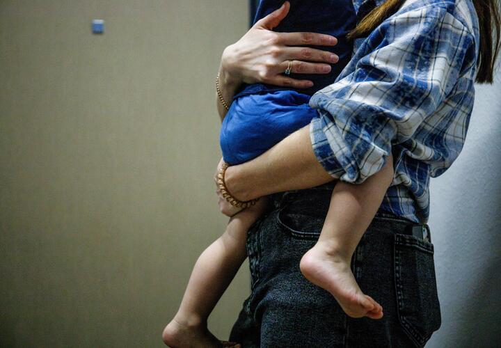Психолог дает конкретные советы родителям, как поиграть в прятки в убежище и переждать воздушную тревогу с минимальным стрессом для детей 