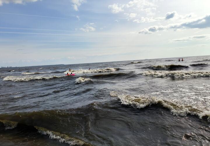 Две туристки достали из Черного моря обломок БПЛА со взрывчаткой и перенесли его к шезлонгам на пляже 