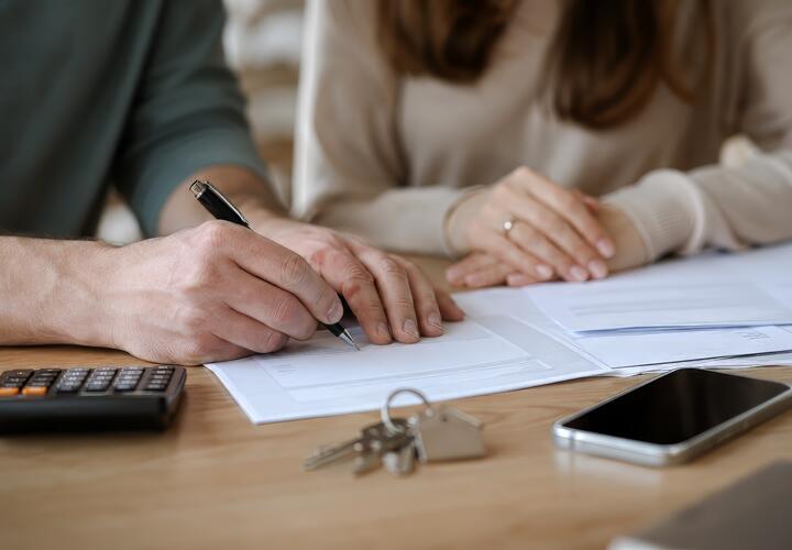 По оценкам ВТБ, за семь месяцев 2026 года объем выдачи потребительских кредитов на розничном рынке достиг 2,9* трлн рублей