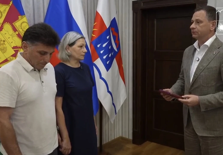 Парень из Сочи совершил подвиг на СВО. Родителям вручили Орден Мужества. Их сын награждён посмертно