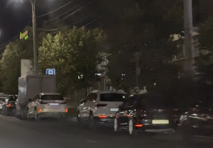 Под 100 автомобилей ждут своей очереди на заправку среди ночи в Новороссийске. Есть видео. Ситуация с бензином вновь осложнилась