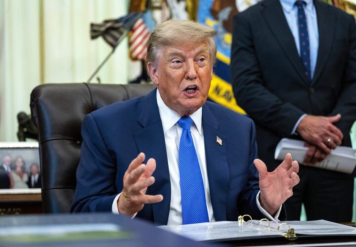 Президент США Трамп спрятался в тележке с едой, чтобы пересесть на другой самолет на фоне угроз Ирана 