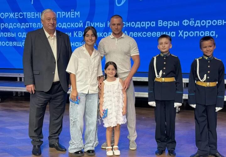 100 детей получили подарочные сертификаты