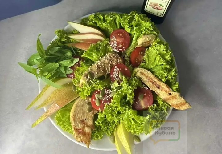 Салат из тёплой курицы и голубого сыра: лёгкий рецепт, а блюдо выглядит изысканно 