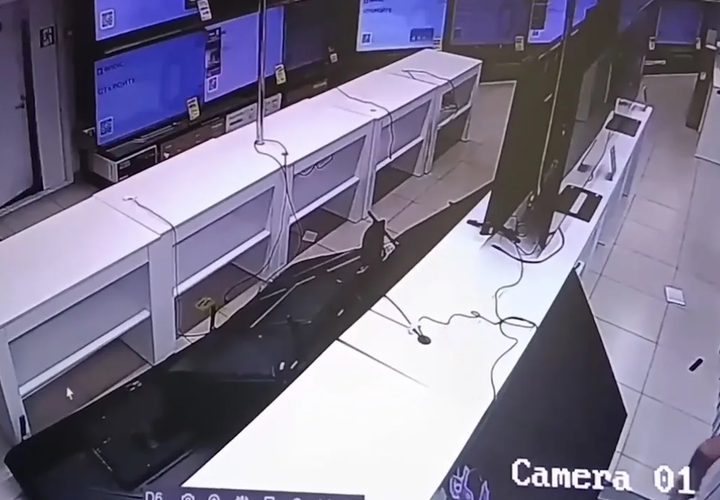 В Краснодаре неадекватный мужчина внезапно начал крушить телевизоры в известном сетевом магазине. Есть видео 