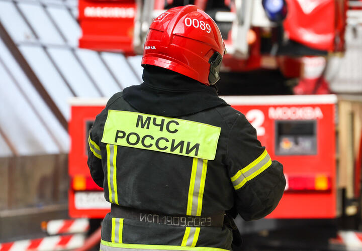 Огонь продолжают тушить