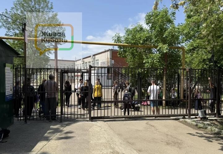 Жители соседней пятиэтажки отгородились от учеников огромными воротами