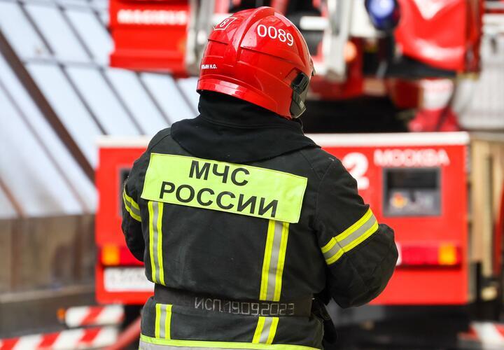 Спасателям приходится работать в сложной горной местности при сильном ветре
