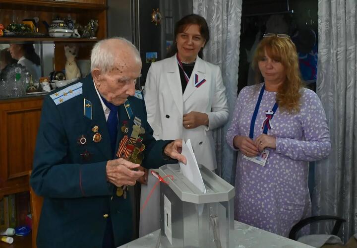Участковая комиссия привезла бюллетени и специальную урну на дом