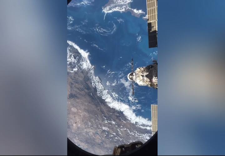 На поверхности воды видны серебристые блики Солнца
