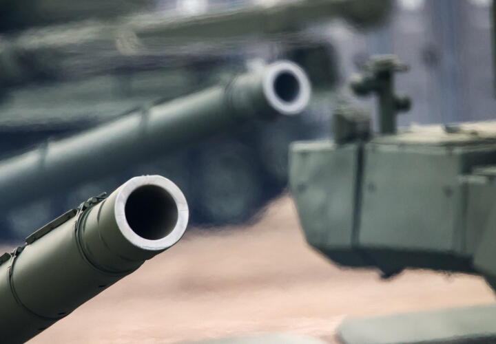 Под атакой оказались металлургические заводы, склады оружия и топлива