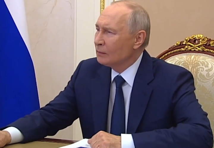 Президент принял участие в онлайн-голосовании из своего рабочего кабинета