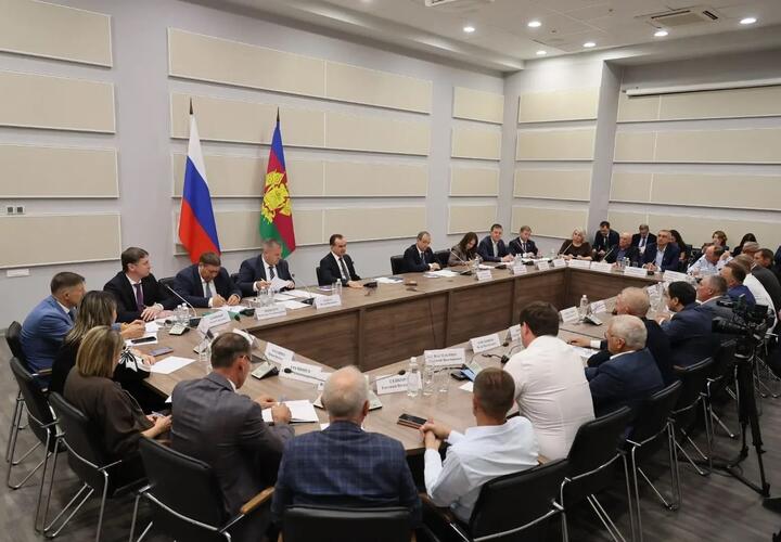 Власти Кубани поддержат фермеров из-за проблем с вывозом зерна 