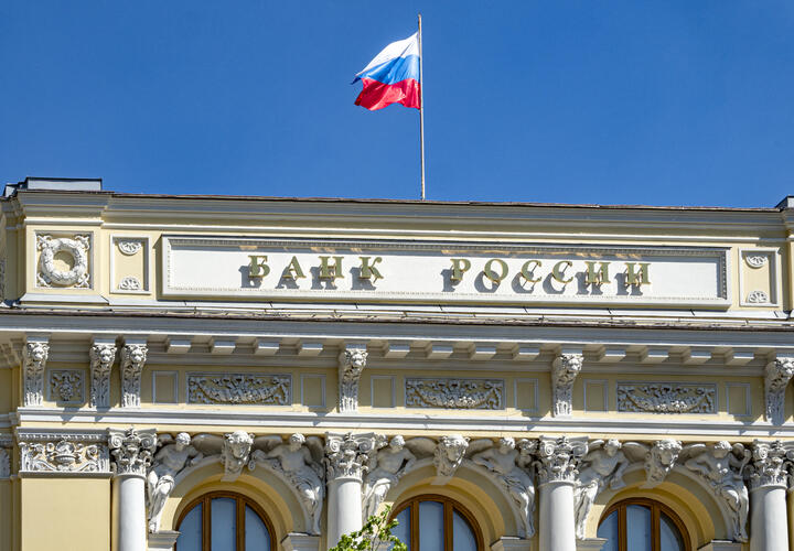 Об этом заявил первый заместитель президента — председателя правления ВТБ Дмитрий Пьянов. По его оценке, более вероятный сценарий предполагает сохранение ключевой ставки на октябрьском заседании регулятора и ее снижение на 0,25 п.п. в декабре