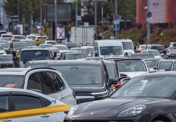 Гигантская пробка сковала участок трассы М-4 «Дон» от Адыгейска до Краснодара. Но есть пути объезда 