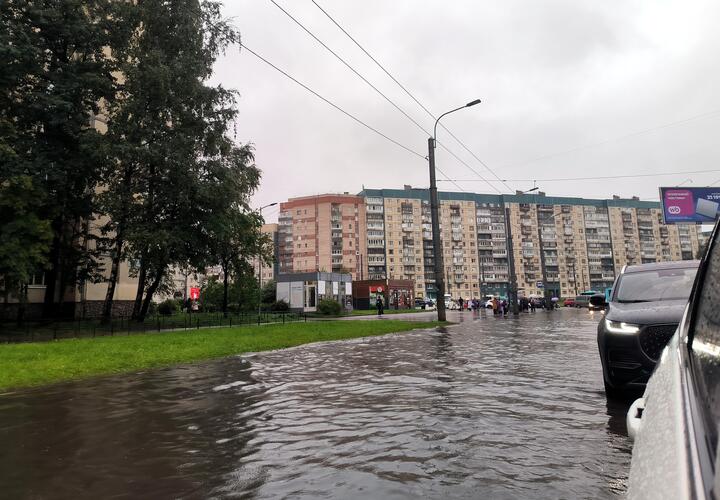 Краснодар заливает дождем: спасатели уже приняли четыре заявки на откачку воды 