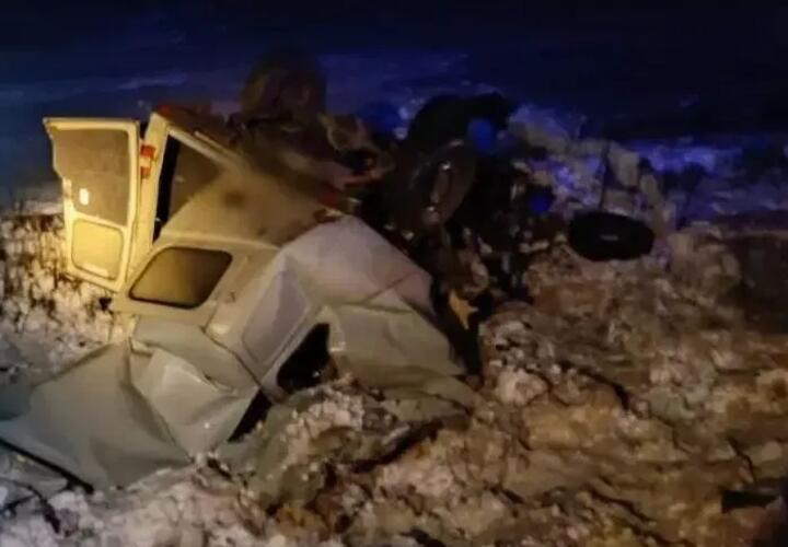 Одна подпись прервала семь жизней: в российском регионе перед судом предстанет механик, выпустивший на трассу неисправную фуру. Среди погибших - 17-летняя девушка 