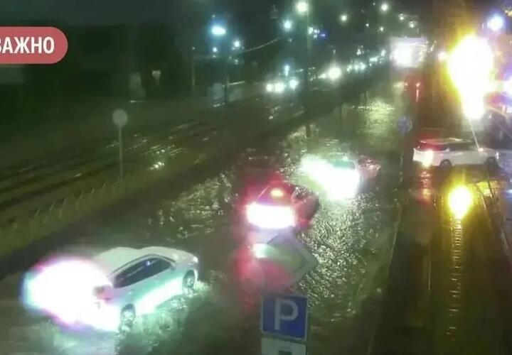 В Краснодаре из-за подтопления перекрыли движение на одной из улиц 