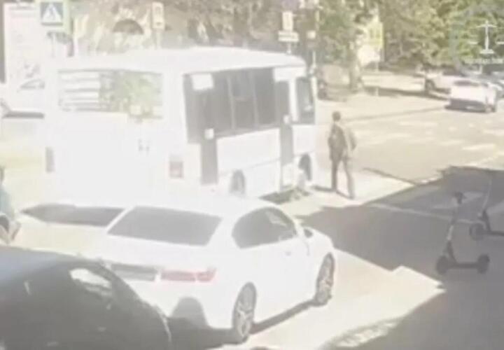 В Краснодаре шофер автобуса прятался от солнца за шторкой и сбил пешехода 
