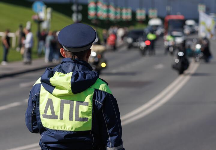 В Майкопе 16-летний парень прокатил на капоте своего авто полицейского, пытаясь «сбросить хвост» 