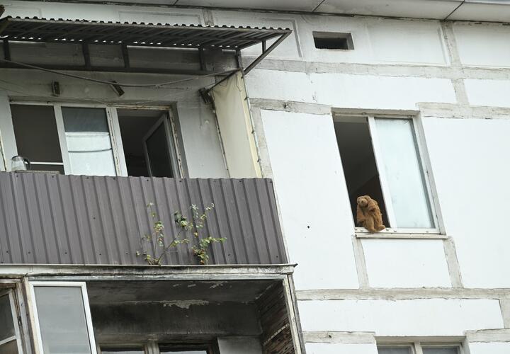 В российском городе из окна пятого этажа выпала девочка 